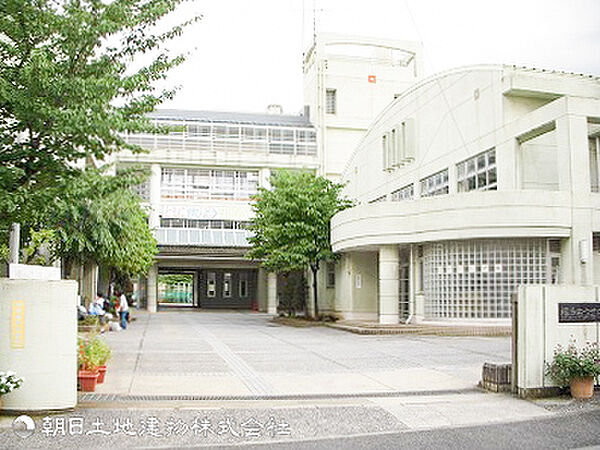 【荏田西小学校】250ｍ　計画的に整備されたきれいな住宅地で子育て世帯が多く、環境のよさが反映した穏やかな校風が魅力です。学習意欲の高い生徒が多く安心して学べます。