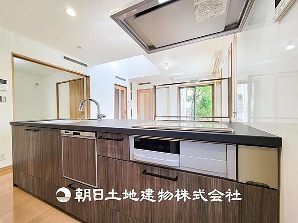 【キッチン】 仲良しなご夫婦、お子様、みんなでお料理ができる程の贅沢なスペースを実現したキッチンとなっております。みんなで作った料理を召し上がりながらの会話は盛り上がること間違いなしです。