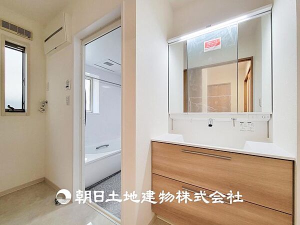 【洗面化粧台】 慌ただしい1日が始まり、充実した1日の終わりを締めくくる洗面所。快適に過ごせることはもちろん、収納や機能性を兼ね備えた洗面化粧台です。