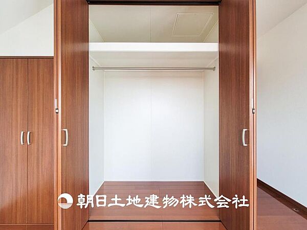 【収納】 部屋ごとに設けた収納は住みやすさへのこだわりがあります。シンプルで使いやすい収納スペース。