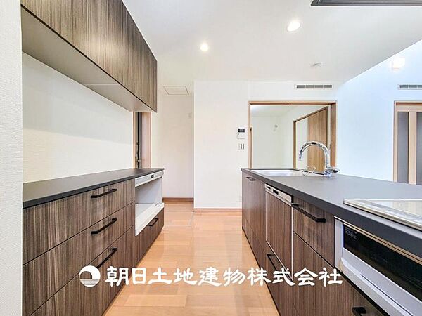 【キッチン】住宅の主役でもあり、日常生活を過ごす上で重要な水回りでもあるからこそ機能性・デザイン性に拘りました。お掃除のしやすいシステムキッチンを設置しました。