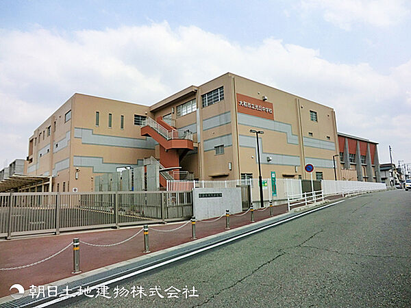 【光丘中学校】850ｍ　中庭「光のコート」や屋上庭園など特色ある施設が充実した、自然光の差し込む開放的な校舎が魅力です。部活動も力を入れており多くの生徒が活躍しています。
