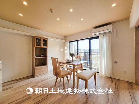 【リビング】大切なご家族、招いた友人と過ごすひと時を溢れる光が優しく包み込む空間。大切な人とともに、心穏やかに過ごすひととき。家族との時間、自分の時間を大切にできる空間を作りました。