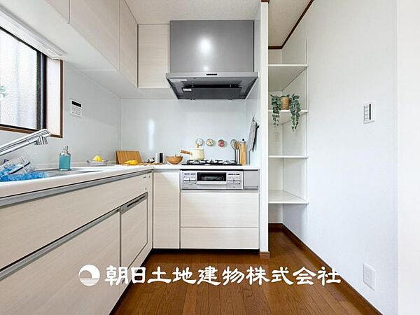 【キッチン】 住宅の主役でもあり、日常生活を過ごす上で重要な水回りでもあるからこそ機能性・デザイン性に拘りました。お掃除のしやすいシステムキッチンを設置しました。