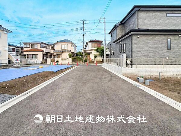 【前面道路】前面道路は閑静な住宅地をはしる車通りの少ない道路です。