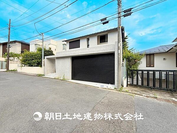 【現地写真】 低層一戸建てを中心とした街並みが整然と続き周辺は高い建物がないので、採光や開放性に恵まれ、空が広く閑静な環境です。