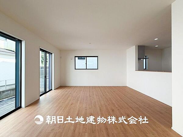 【リビング】大切なご家族、招いた友人と過ごすひと時を溢れる光が優しく包み込む空間。大切な人とともに、心穏やかに過ごすひととき。家族との時間、自分の時間を大切にできる空間を作りました。