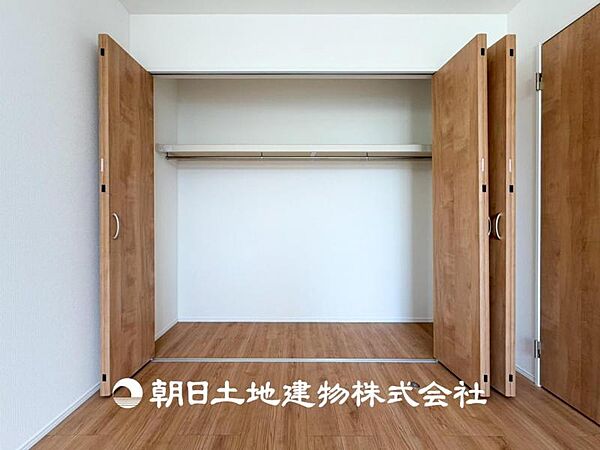 【収納】収納に便利なクローゼットがあり、衣類をまとめてしまえるので管理がしやすいです。