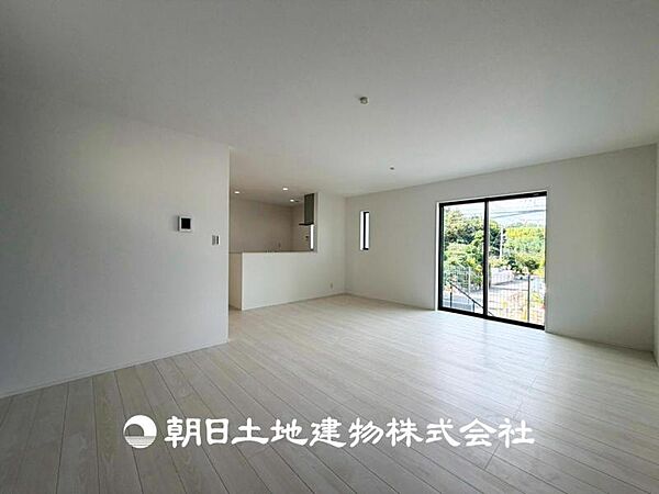 【リビング】大切なご家族、招いた友人と過ごすひと時を溢れる光が優しく包み込む空間。大切な人とともに、心穏やかに過ごすひととき。家族との時間、自分の時間を大切にできる空間を作りました。
