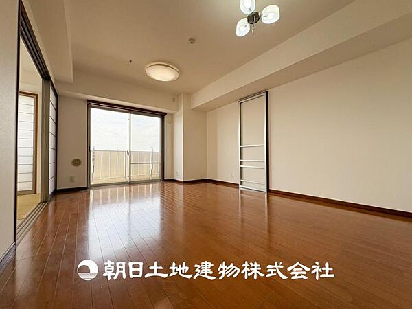 【リビング】開放的で明るい空間が広がるLDK。リビングには暖かな太陽が降り注ぎ、爽やかな住空間です。お友達を呼んでお茶をしたり、一緒に料理を楽しみながら楽しい時間を。