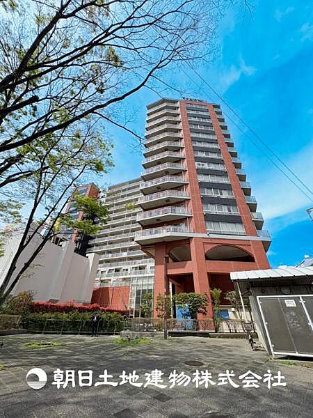 【外観写真】表現された空間はたくさんの光を浴び、風を感じ、暮らしの時間を豊かにしてくれます。デザインされた空間と競い合うかのような充実した建物と共に大切な家族の思い出を刻んでいきます。