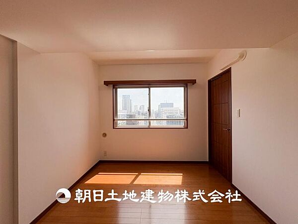 【居室】大切なご家族、招いた友人と過ごす大切な時間を差し込む光が優しく包み込む空間。大切な人とともに、心穏やかに過ごすひとときを味わってください。