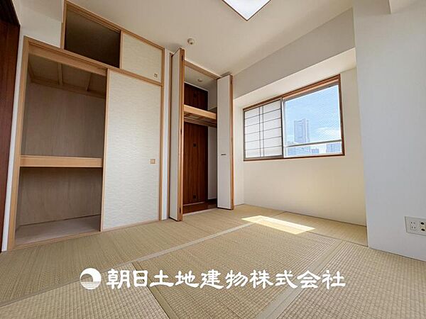 【和室】近年減少傾向にありますが、和室があることで落ち着きと癒しの空間が生まれます。来客時の客室としても利用できますし、お子様のプレイルームやお昼寝に良いお部屋です。