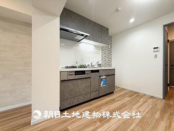 【キッチン】住宅の主役でもあり、日常生活を過ごす上で重要な水回りでもあるからこそ機能性・デザイン性に拘りました。お掃除のしやすいシステムキッチンを設置しました。