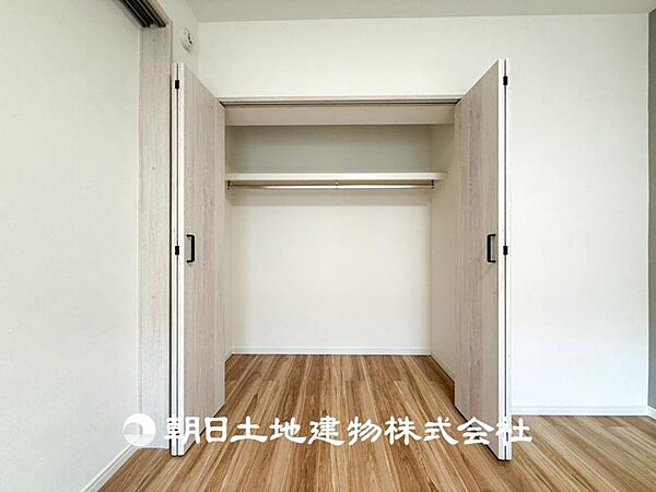 【収納】部屋ごとに設けた収納は住みやすさへのこだわりがあります。シンプルで使いやすい収納スペース。