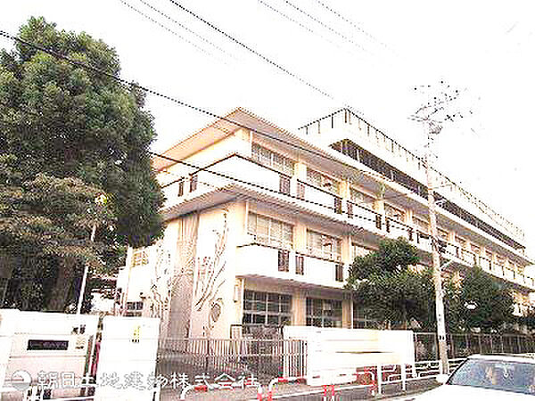 【緑小学校】300ｍ　鴨居駅に近い立地でありながら学校周辺は落ち着いた住宅街が広がります。運動場が広く、外遊びも思いっきりできるのびのびとした環境です。