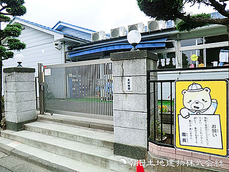 【東幼稚園】1090m 300人超の大規模園で豊かな人間関係を築くことができます。のびのびと自由に育てることを大切にしています。預かり時間が長く共働き世帯の味方です。