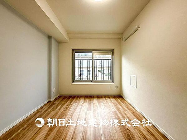【居室】大切なご家族、招いた友人と過ごす大切な時間を差し込む光が優しく包み込む空間。大切な人とともに、心穏やかに過ごすひとときを味わってください。