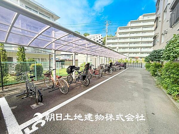 【駐輪スペース】自転車やバイクなど、ゆとりのある敷地で置き場所に困ることはないでしょう。【鴨居駅】まで平坦アプローチです。