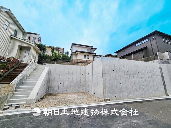 【現地写真】爽やかな青空の下に贅沢なほどに降り注ぐ陽光、豊かな居住性と、クオリティが見事に調和した空間は、住まうことの喜びを感じさせてくれます。