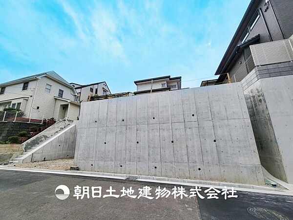 【現地写真】この開放感ある眺望と共に閑静な住宅街の季節感を演出する四季折々の変化を楽しめる心地よい場所となることでしょう。