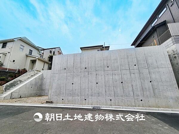 【現地写真】前面道路は閑静な住宅地をはしる車通りの少ない道路です。