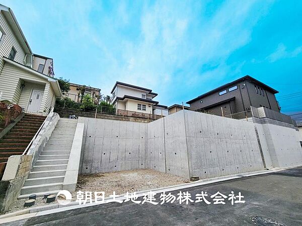 【現地写真】 低層一戸建てを中心とした街並みが整然と続き周辺は高い建物がないので、採光や開放性に恵まれ、空が広く閑静な環境です。