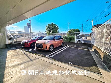 【駐輪場】敷地内駐車場。日々の暮らしをスムーズにするために必要なスペースです。