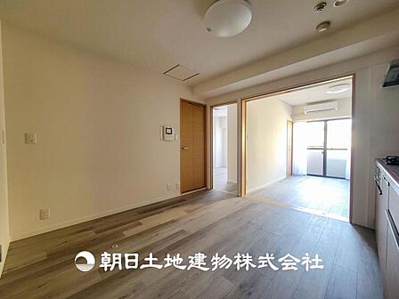 【リビング】1日の中で最も長い時間を過ごすことになるリビングだからこそ、いつも笑顔があふれる空間であるように。広々とした空間から幸せな未来を。