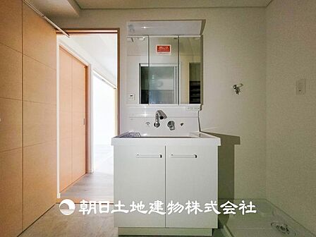 【洗面化粧台】慌ただしい1日が始まり、充実した1日の終わりを締めくくる洗面所。快適に過ごせることはもちろん、収納や機能性を兼ね備えた洗面化粧台です。