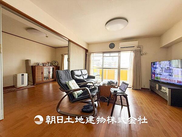 【リビング】ＬＤＫは広々21帖の空間。家族や友人との時間など、1番多くの時間を過ごす空間。何気なく過ぎる時でさえも快適な空間でお過ごしください。