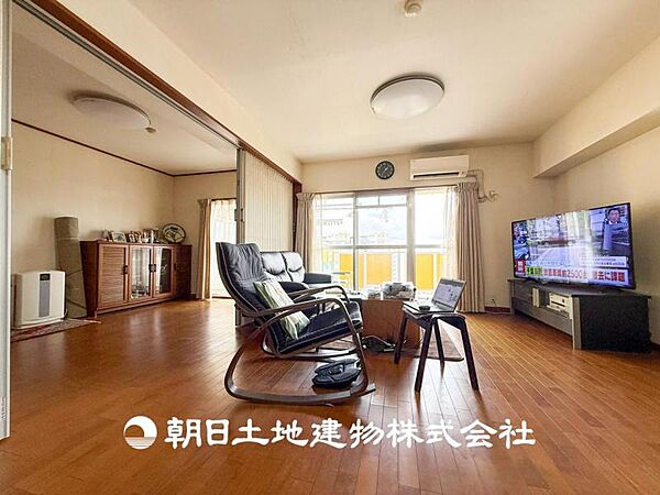 【リビング】開放的で明るい空間が広がるLDK。リビングには暖かな太陽が降り注ぎ、爽やかな住空間です。