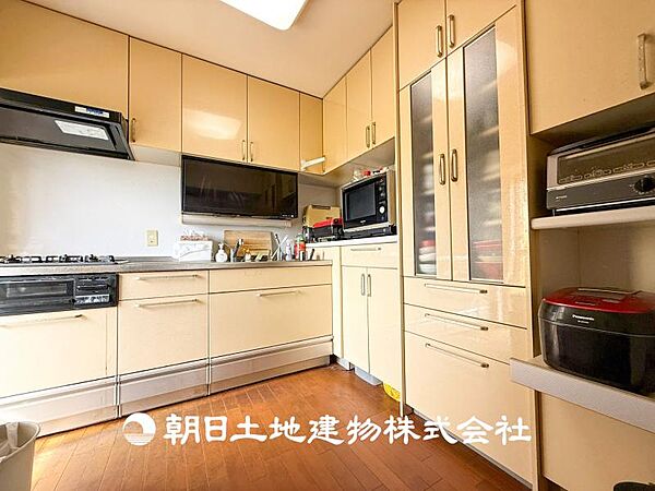 【キッチン】ご家族みんなでお料理ができる程の贅沢なスペースのキッチンとなっております。