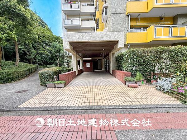 【外観写真】直線的なフォルムと落ち着いた色合いが、都会的な雰囲気を演出しています。