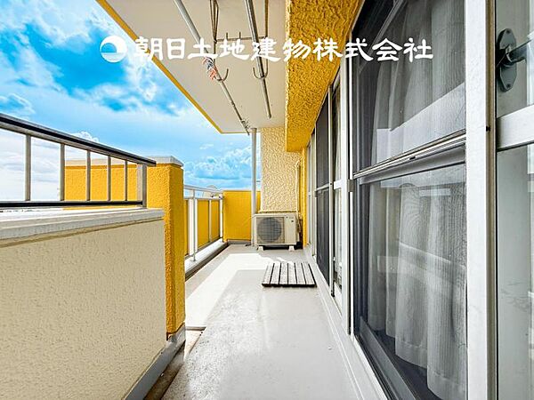 【バルコニー】広々としたバルコニースペース。日々のお洗濯もはかどります。 陽あたりの良いバルコニーは、お洗濯物も良く乾きます。