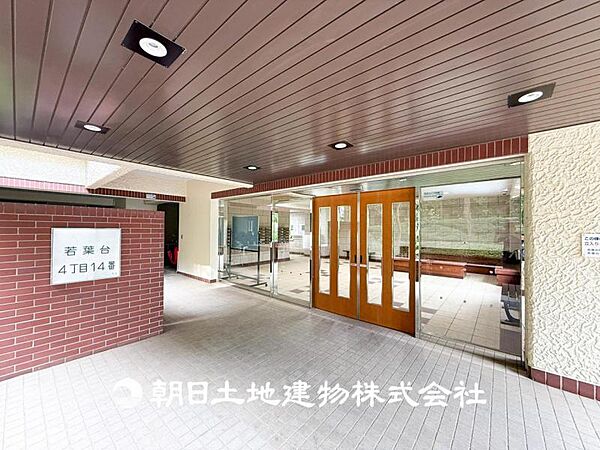 【エントランス】エントランスの扉はは自動ドアなので荷物を持っての帰宅も心配ありません。