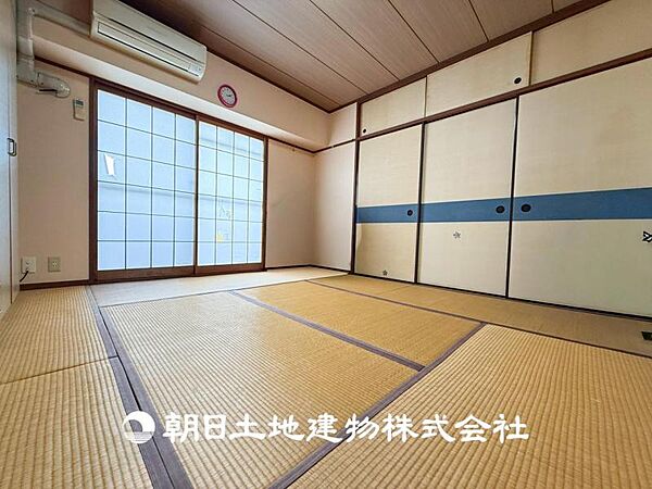 【和室】和室には洋室とはまた違った良さがある。畳の香りに癒され、日本を感じることのできるお部屋です。