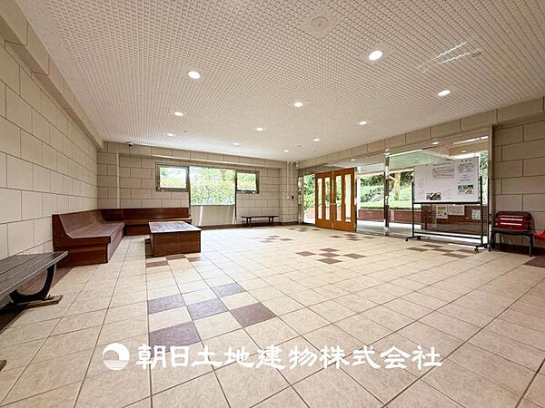 【エントランス】エントランスロビーは広く明るい空間です。ゲストやお友達とのお待ち合わせ場所としても良さそう。