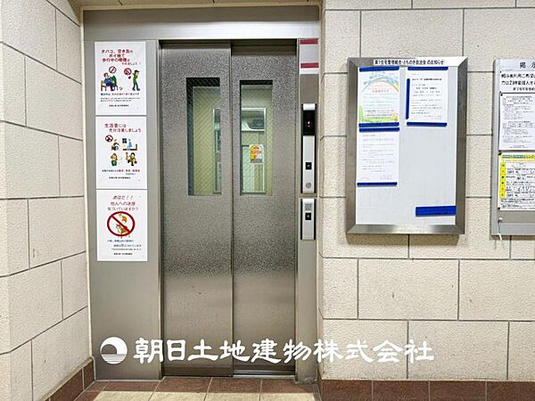 【エレベーター】エレベーターの横には大切なお知らせの掲示版があります。