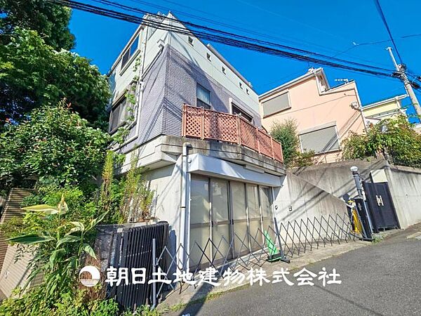 【外観写真】周辺とのコラボにより明るく開放的な空間を演出。