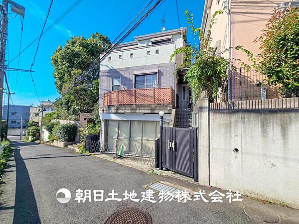 【外観】街並みに映える美しい邸宅