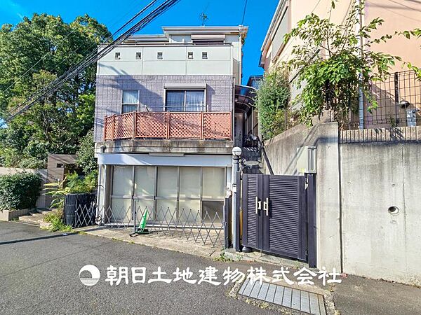 【外観写真】家族の色を映し出す洗練された邸宅は、ずっと輝き続けながらいつしか街の風景に溶け込んでいきます。