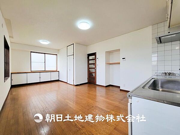 【リビング】大切なご家族、招いた友人と過ごすひと時を溢れる光が優しく包み込む空間。大切な人とともに、心穏やかに過ごすひととき。家族との時間、自分の時間を大切にできる空間を作りました。