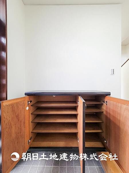 【収納】玄関にも収納があり、靴など散らかることはありません。