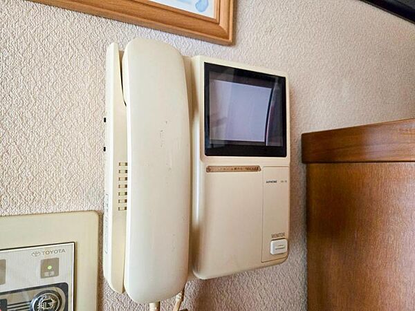 【設備】訪問者の確認が出来るので、セキュリティ対策にも最適のモニター付きインターホン。