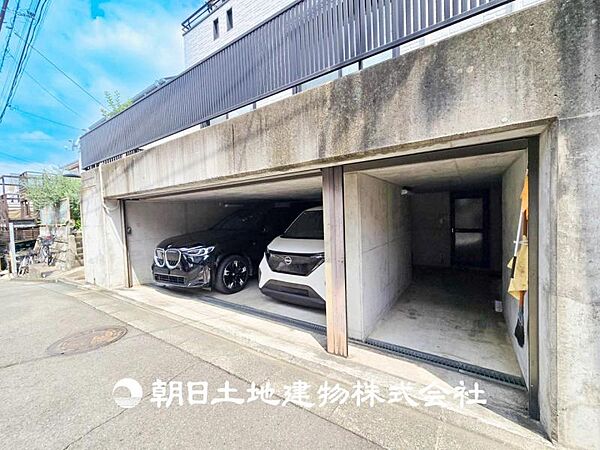 【駐車場】お車や自転車だけでなく物置としてもお使いいただけるほどゆとりあるスペースです。