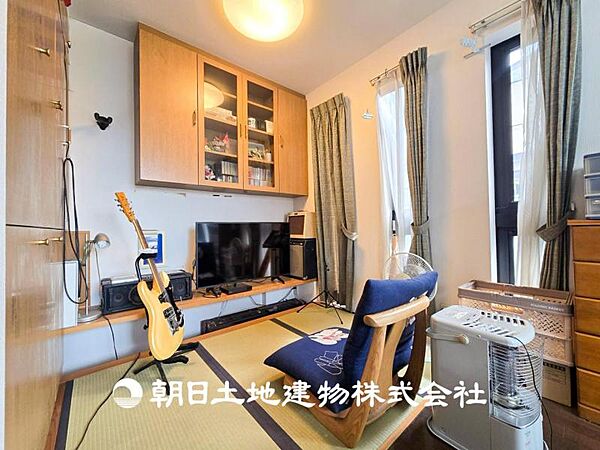 【和室】近年減少傾向にありますが、和室があることで落ち着きと癒しの空間が生まれます。来客時の客室としても利用できますし、お子様のプレイルームやお昼寝に良いお部屋です。