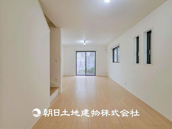 【リビング】大切なご家族、招いた友人と過ごすひと時を溢れる光が優しく包み込む空間。大切な人とともに、心穏やかに過ごすひととき。家族との時間、自分の時間を大切にできる空間を作りました。