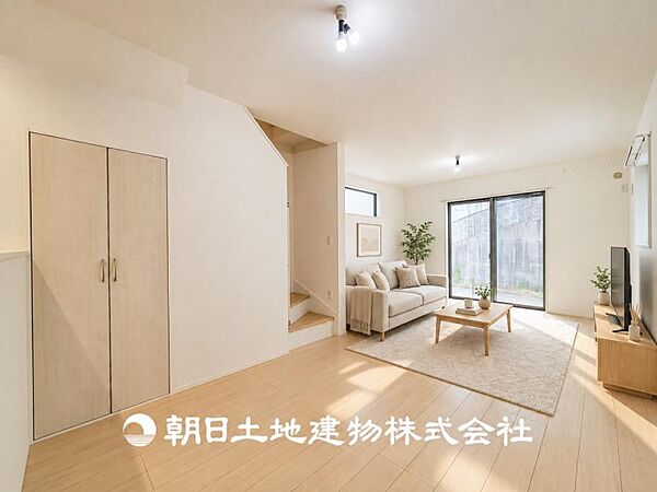 【リビング】1日の中で最も長い時間を過ごすことになるリビングだからこそ、いつも笑顔があふれる空間であるように。広々とした空間から幸せな未来を。本画像は、CGで作成しており、実際に現地に家具は置かれてお