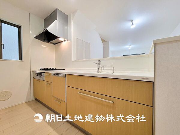 【キッチン】仲良しなご夫婦、お子様、みんなでお料理ができる程の贅沢なスペースを実現したキッチンとなっております。みんなで作った料理を召し上がりながらの会話は盛り上がること間違いなしです。